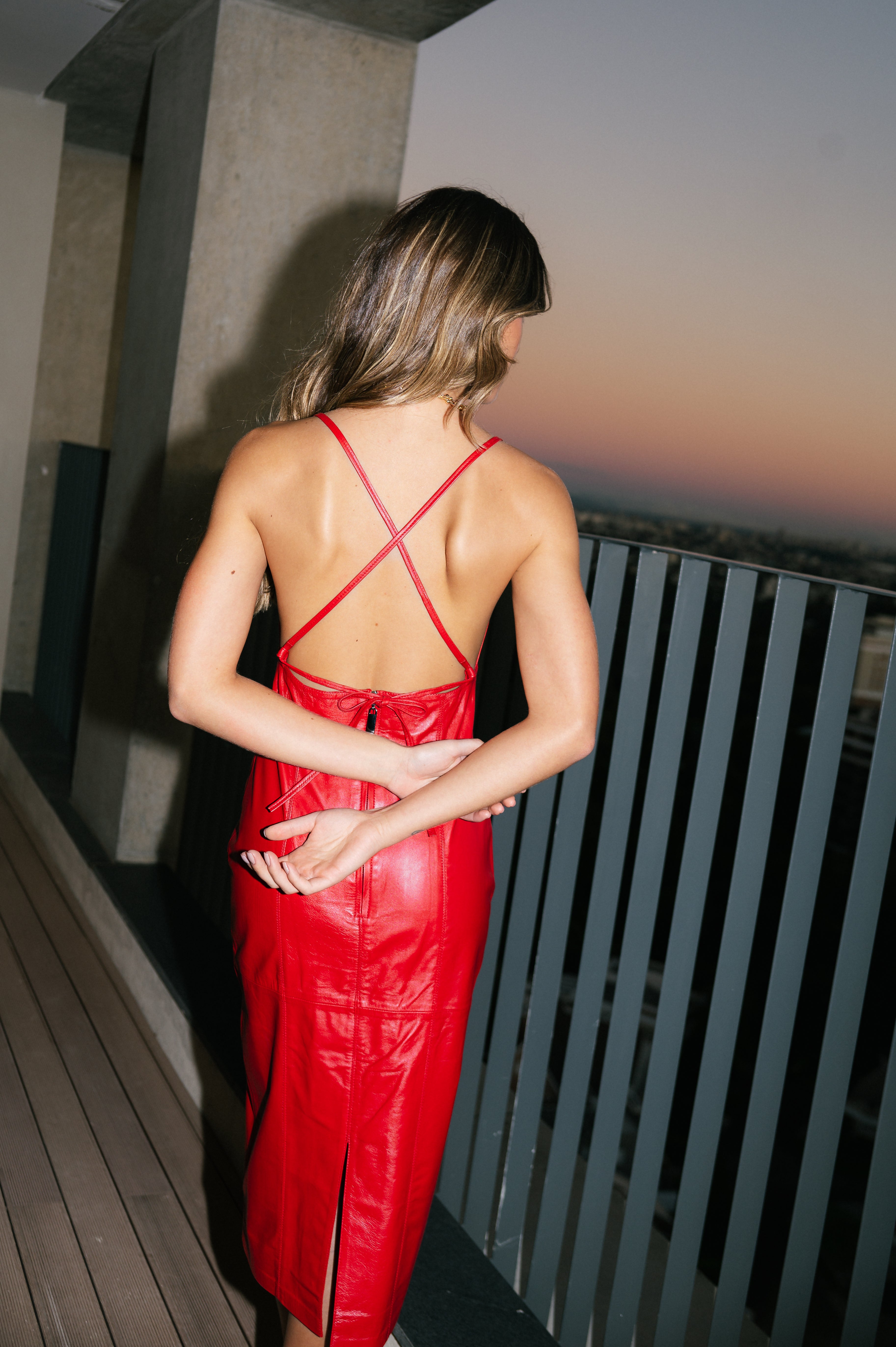 VESTIDO DE COURO X NAS COSTAS